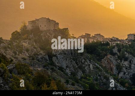 Les derniers rayons chauds du soleil couchant réchauffent le village de montagne de Castrovalva. Castrovalva, province de l'Aquila, Abruzzes, Italie, Europe Banque D'Images