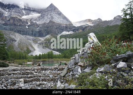 Les montagnes couvertes de nuages dans le parc national de Daocheng Yading, Sichuan, Chine. Banque D'Images