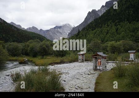 Les montagnes couvertes de nuages dans le parc national de Daocheng Yading, Sichuan, Chine. Banque D'Images