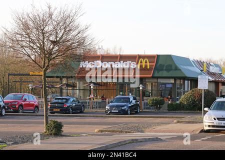 Magasin McDonalds. McDonald's Corporation est une chaîne de restauration rapide multinationale américaine, qui comptait en 2021 plus de 40 000 magasins. Banque D'Images