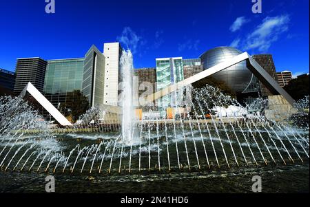 Le musée des sciences de la ville de Nagoya vu depuis le parc Shirakawa à Sakae, Nagoya, Japon. Banque D'Images