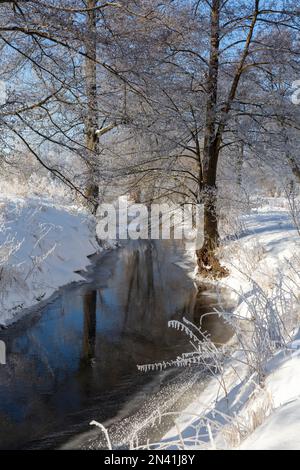 Warmia et Masuria, rivière dans les paysages d'hiver, Pologne Banque D'Images