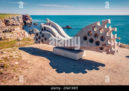 Tyulenovo, Bulgarie - 16.04.2021. Banc en bois en forme de vagues sur le rivage de la destination touristique populaire - falaises de Tyulenovo. Mo. Attractive Banque D'Images