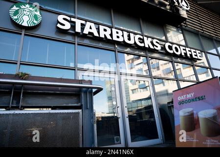 Pologne. 07th févr. 2023. La chaîne multinationale américaine Starbucks Coffee Store vu à Gdansk. (Photo de Mateusz Slodkowski/SOPA Images/Sipa USA) crédit: SIPA USA/Alay Live News Banque D'Images