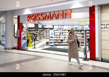 Pologne. 07th févr. 2023. Une femme marche à l'entrée du magasin Rossmann à l'intérieur d'un centre commercial à Gdansk. (Photo de Mateusz Slodkowski/SOPA Images/Sipa USA) crédit: SIPA USA/Alay Live News Banque D'Images