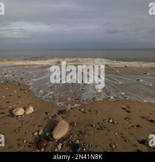 Vagues et galets sur Seaham Beach Banque D'Images