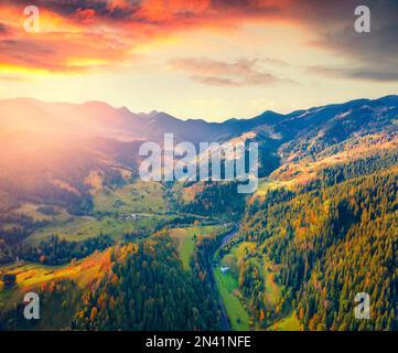 Vue d'automne étonnante depuis un drone volant du village de Bystrets. Photographie aérienne de paysage. Majestueux matin scène des montagnes Carpathian, Ukraine, Banque D'Images