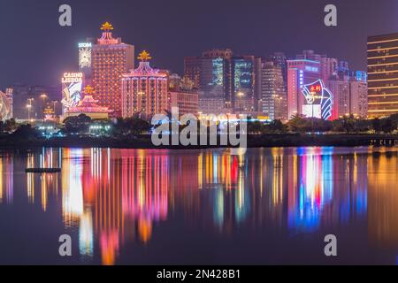 Macao - 17 décembre 2016 : casinos au bord de la mer le soir. Banque D'Images