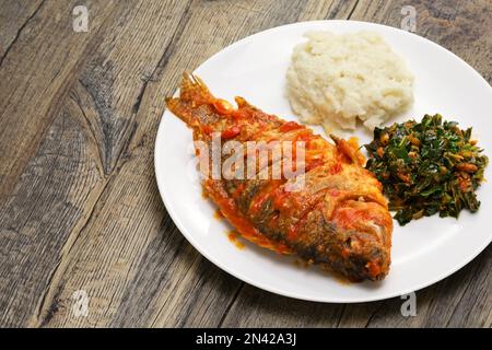 Ragoût de tilapia, ugali (purée de farine de maïs blanc) et Sukuma Wiki (ragoût de kale), nourriture kenyane Banque D'Images