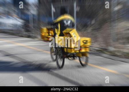 Munich, Allemagne. 07th févr. 2023. Poste d'image thématique, le postman fait son vélo à travers Munich. Courrier postal, Deutsche Post, lettres, conteneurs, postman, expédition, boîtes, boîte, boîte postale, livraison de courrier, livraison postale, livraison. Grève, ? Credit: dpa/Alay Live News Banque D'Images