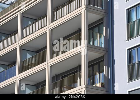 Munich, Allemagne. 07th févr. 2023. Ville de Munich, appartement de ville, appartements de ville moderne avec Blakonen, immobilier, métropole, prix immobiliers, immobilier, Stadtwithte, centre, façades, façades, bâtiments, maisons, emplacement, emplacement de la ville, centre-ville, centre-ville, balcons. vue sur la ville. ? Credit: dpa/Alay Live News Banque D'Images