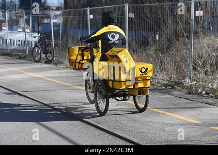 Munich, Allemagne. 07th févr. 2023. Poste d'image thématique, le postman fait son vélo à travers Munich. Courrier postal, Deutsche Post, lettres, conteneurs, postman, expédition, boîtes, boîte, boîte postale, livraison de courrier, livraison postale, livraison. Grève, ? Credit: dpa/Alay Live News Banque D'Images