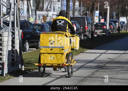 Munich, Allemagne. 07th févr. 2023. Poste d'image thématique, le postman fait son vélo à travers Munich. Courrier postal, Deutsche Post, lettres, conteneurs, postman, expédition, boîtes, boîte, boîte postale, livraison de courrier, livraison postale, livraison. Grève, ? Credit: dpa/Alay Live News Banque D'Images