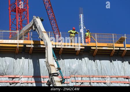 Munich, Allemagne. 07th févr. 2023. Grand site de construction d'une propriété commerciale, matériaux de construction, grand site de construction, enveloppe, industrie de construction, nouveau bâtiment, immobilier commercial, bâtiment, immobilier, nouveau bâtiment, location, boom de construction, maison de location, construction, construction, construction, immobilier, immobilier, construction, chantier de construction. ? Credit: dpa/Alay Live News Banque D'Images