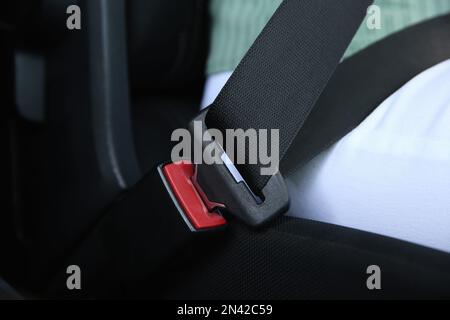 Conducteur avec ceinture de sécurité attachée dans la voiture, gros plan Banque D'Images