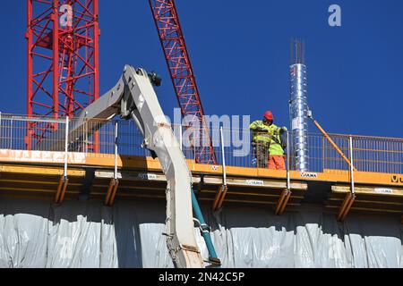 Munich, Allemagne. 07th févr. 2023. Grand site de construction d'une propriété commerciale, matériaux de construction, grand site de construction, enveloppe, industrie de construction, nouveau bâtiment, immobilier commercial, bâtiment, immobilier, nouveau bâtiment, location, boom de construction, maison de location, construction, construction, construction, immobilier, immobilier, construction, chantier de construction. ? Credit: dpa/Alay Live News Banque D'Images