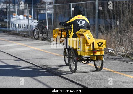 Munich, Allemagne. 07th févr. 2023. Poste d'image thématique, le postman fait son vélo à travers Munich. Courrier postal, Deutsche Post, lettres, conteneurs, postman, expédition, boîtes, boîte, boîte postale, livraison de courrier, livraison postale, livraison. Grève, ? Credit: dpa/Alay Live News Banque D'Images