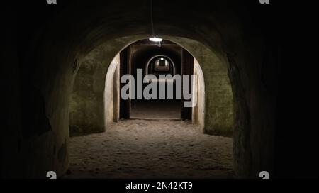 Vue de la première personne en marchant dans le tunnel militaire dans le donjon. Structure défensive, casemates. Abri à la bombe pendant la guerre. Copier l'espace pour le texte Banque D'Images