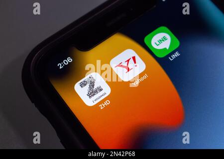 Z Holdings, Yahoo! Japon et ICÔNES D'APPLICATION DE LIGNE dans l'iPhone. En 2023 février, Z Holdings a annoncé une fusion avec ses deux filiales détenues, y!Japan et LINE Banque D'Images