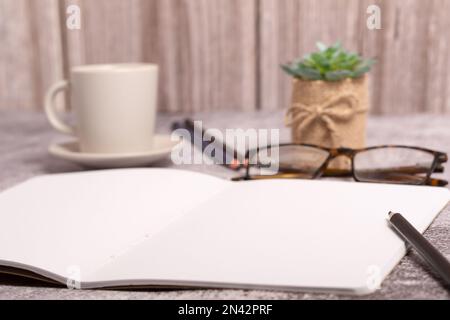 bloc-notes avec pages vierges, verres et tasse à café avec espace pour le texte Banque D'Images