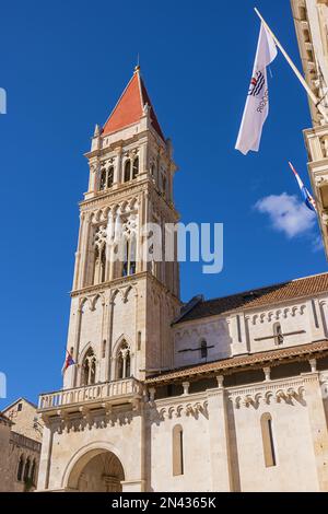 St. Cathédrale du Laurent à Trogir, vue depuis la place principale Banque D'Images