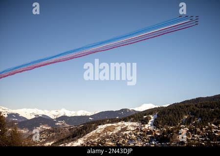 Courchevel, France. 08th févr. 2023. Ski alpin: Championnat du monde, Super G, femmes: Patrouille de France jets sur le parcours. Les Championnats du monde de ski se tiennent à Courchevel et à Méribel dans les Alpes françaises. Credit: Michael Kappeller/dpa/Alay Live News Banque D'Images