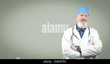 Portrait d'un médecin positif âgé à barbe grise avec un stéthoscope. Banque D'Images