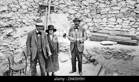 TOUTANKHAMON Lord Carnarvon à gauche avec sa fille Lady Evelyn Herbert et Howard carter à la marche vers le tombeau de Toutankhamon en novembre 1922 Banque D'Images