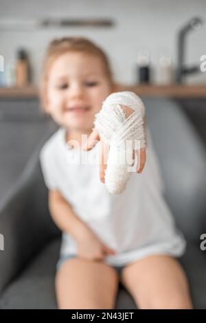Petite fille avec un doigt cassé au rendez-vous du médecin à l'hôpital Banque D'Images