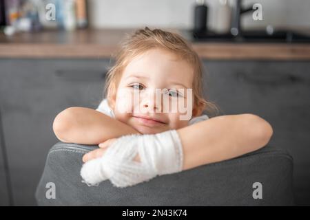 Petite fille avec un doigt cassé au rendez-vous du médecin à l'hôpital Banque D'Images