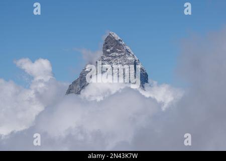 Une vue aérienne du sommet de la montagne rocheuse du Cervin, couverte de nuages blancs moelleux Banque D'Images