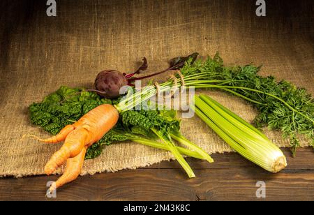 Encore la vie dans un style rustique de légumes biologiques - carottes, betteraves et céleri. Banque D'Images