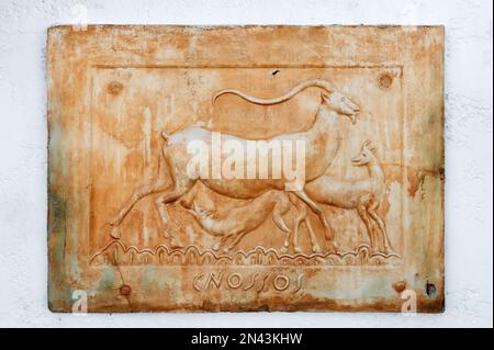 Plaque décorative crétoise aux intempéries sur le mur avec cerf de Virginie. Banque D'Images