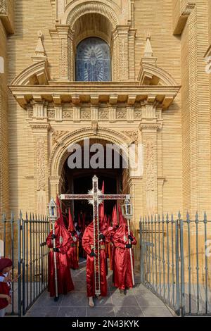 Arahal. Séville. Espagne. 14th avril 2022. Pénitents de la fraternité de la Misericordia, d'Arahal (Séville), pendant le procession de procession Banque D'Images