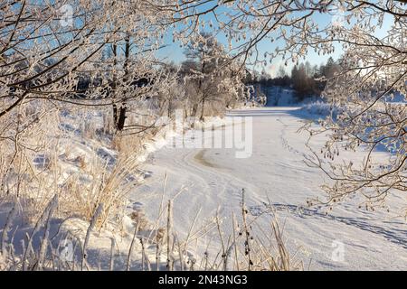 Warmia et Masuria, rivière dans les paysages d'hiver, Pologne Banque D'Images