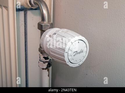 radiateur et thermostat à plat - fermeture du chauffage Banque D'Images