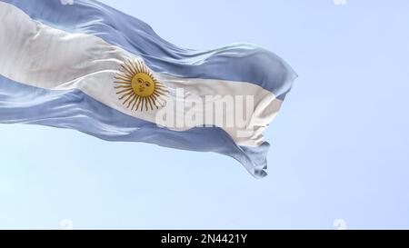 Le drapeau argentin flotte dans le vent un jour ensoleillé. Le drapeau argentin a trois bandes horizontales bleues et blanches égales avec le Soleil de mai dans le Th Banque D'Images