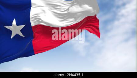 Le drapeau de l'État du Texas flotte dans le vent par une journée ensoleillée. Le drapeau Texas est appelé drapeau étoile Lone. Textile flottant. Rendu réaliste de 3D illustrations Banque D'Images