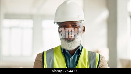 L'homme noir, l'architecte et le portrait se sourient pour la construction ou le projet de construction sur le lieu de travail. Joyeux homme afro-américain âgé Banque D'Images