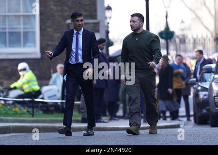 Le président ukrainien Volodymyr Zelensky devant le 10 Downing Street, Londres, en prévision d’une rencontre bilatérale avec le Premier ministre Rishi Sunak lors de sa première visite au Royaume-Uni depuis l’invasion de l’Ukraine par la Russie. Date de la photo: Mercredi 8 février 2023. Banque D'Images