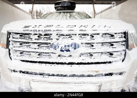 Ternopil, Ukraine - 27 janvier 2023: Ford Explorer dans l'eau mousse de lavage de voiture. Banque D'Images