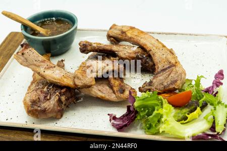 Côtelettes d'agneau grillées dans un restaurant européen Banque D'Images