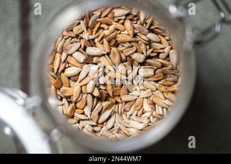 fruits secs, dattes, pruneaux, céréales, blé, lentilles, riz stocké dans des pots en verre dans une cuisine en australie Banque D'Images