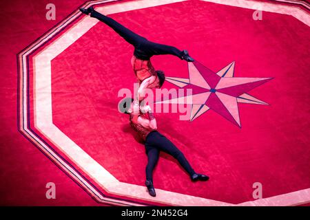 Les artistes se préparent à la scène au Blackpool Tower Circus avant leur répétition avant l'ouverture de la saison 2023. Le cirque est la plus ancienne arène de cirque permanente du monde, ayant continué à se rendre pendant deux guerres mondiales et n'ayant été forcé de fermer que pendant le confinement de la COVID-19. Date de la photo: Mercredi 8 février 2023. Banque D'Images