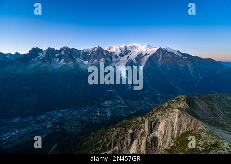 Vue aérienne sur la ville de Chamonix et le massif du Mont blanc, vue depuis le Brévent au lever du soleil. Banque D'Images