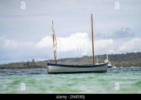 bateau en bois sur l'eau, au festival des bateaux en bois à hobart tasmanie australie en été Banque D'Images