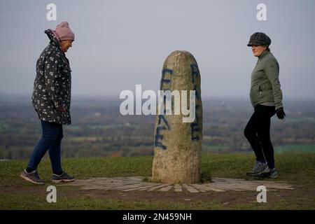 Les membres du public regardent les graffitis sur la pierre debout de Lia Fail, également connue sous le nom de Pierre de Destiny, sur la colline de Tara près de Skryne dans le comté de Meath. Date de la photo: Mercredi 8 février 2023. Banque D'Images