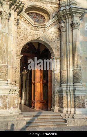 Porte de la cathédrale notre-Dame de l'Assomption ou de la cathédrale métropolitaine dans la ville historique d'Oaxaca, au Mexique. Construit entre 1573 et 1773. Banque D'Images