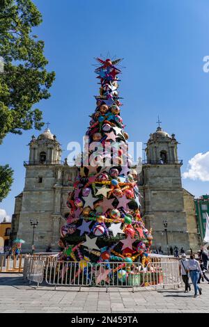 Un grand arbre de Noël en face de la cathédrale métropolitaine sur la place Zocalo dans la ville historique d'Oaxaca, au Mexique. Banque D'Images