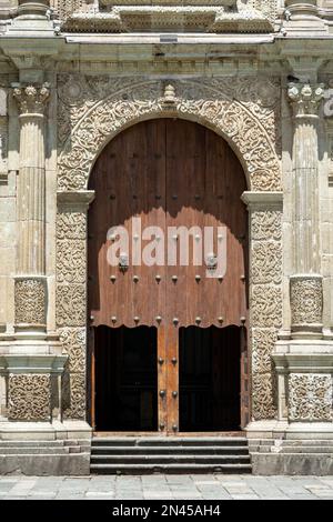 Porte de la cathédrale notre-Dame de l'Assomption ou de la cathédrale métropolitaine dans la ville historique d'Oaxaca, au Mexique. Construit entre 1573 et 1773. Banque D'Images